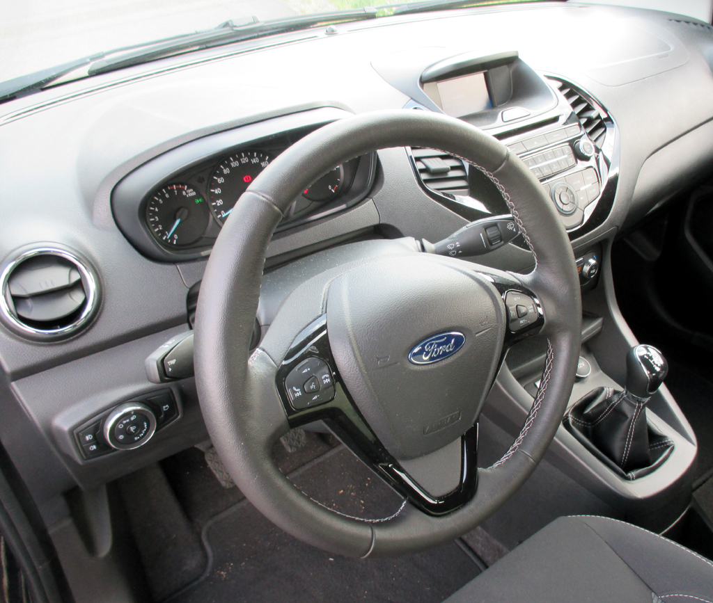 Ford Ka+: Im Cockpit geht es übersichtlich, in der Mitte aber auch etwas kleinteilig zu.