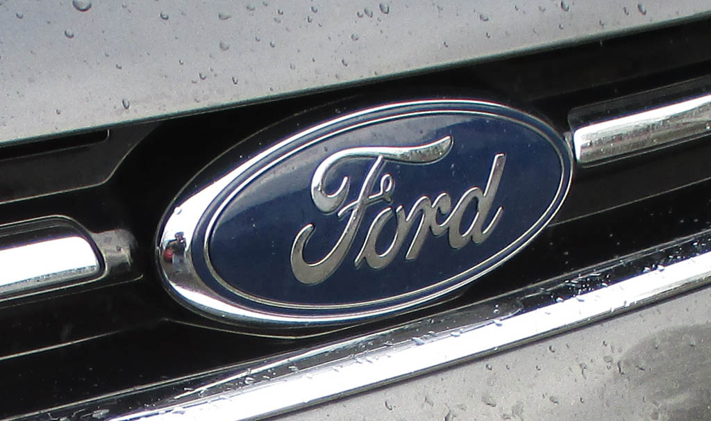 Ford Kuga: Blick auf das Markenlogo in der Frontpartie.