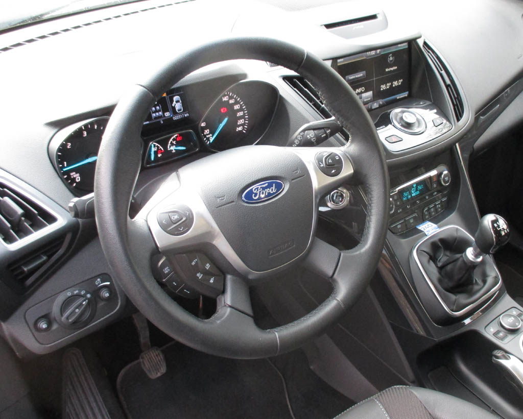 Ford Kuga: Blick ins Cockpit, in der Neuauflage deutlich übersichtlicher.