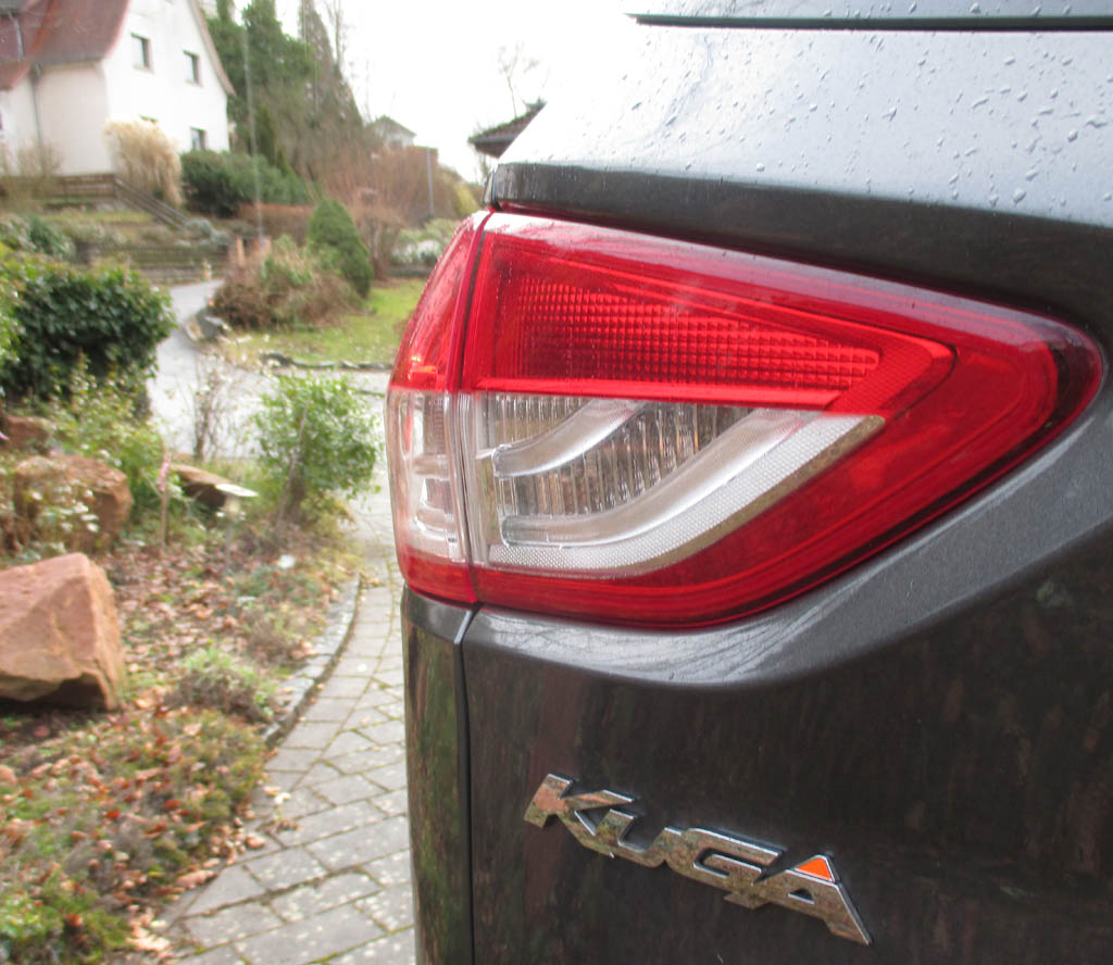 Ford Kuga: Moderne Leuchteinheit hinten mit Modellschriftzug.