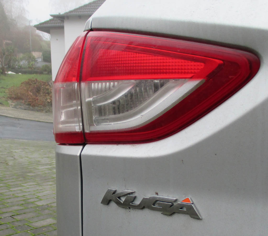 Ford Kuga: Moderne Leuchteinheit hinten mit Modellschriftzug.