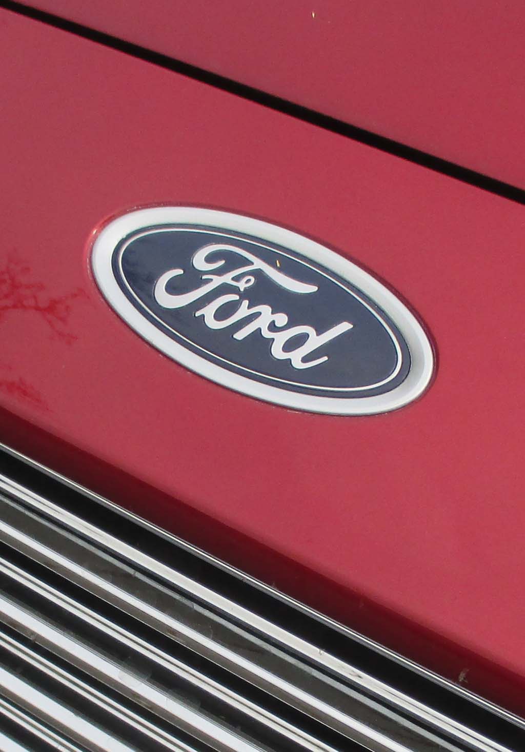 Ford Mondeo: Das Markenoval sitzt vorn über dem Kühlergrill.