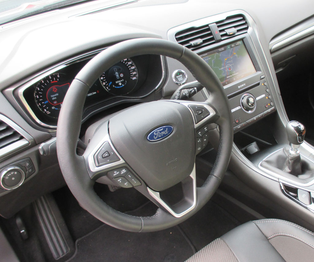 Ford Mondeo: Im Cockpit geht es mittlerweile viel übersichtlicher zu.