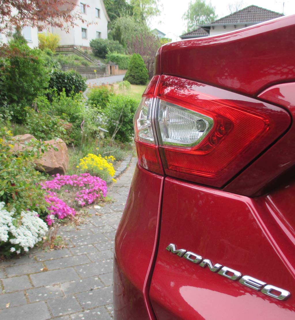 Ford Mondeo: Moderne Leuchteinheit hinten mit Modellschriftzug.