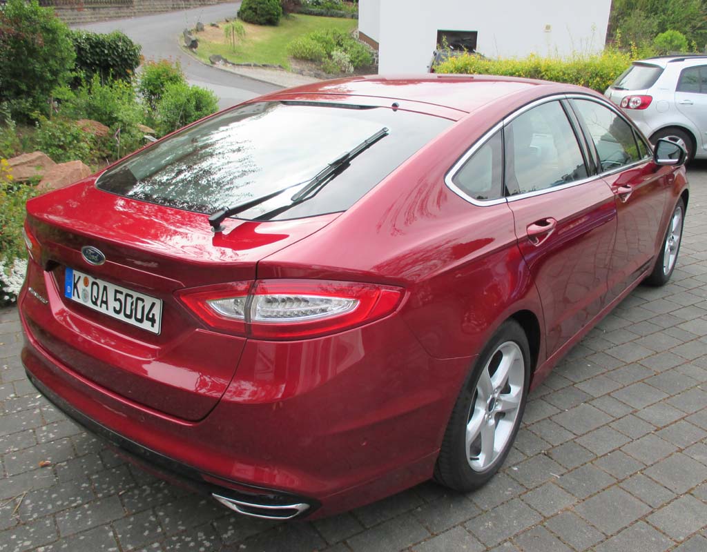Ford Mondeo: Heck-/Seitenansicht.