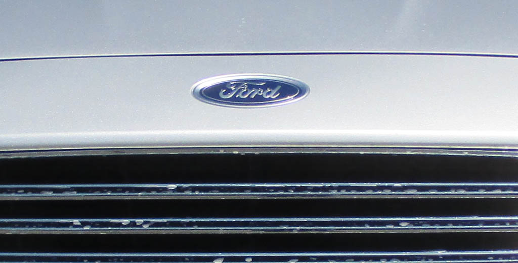 Ford Mondeo: Das Markenlogo sitzt vorn über dem Kühlergrill.