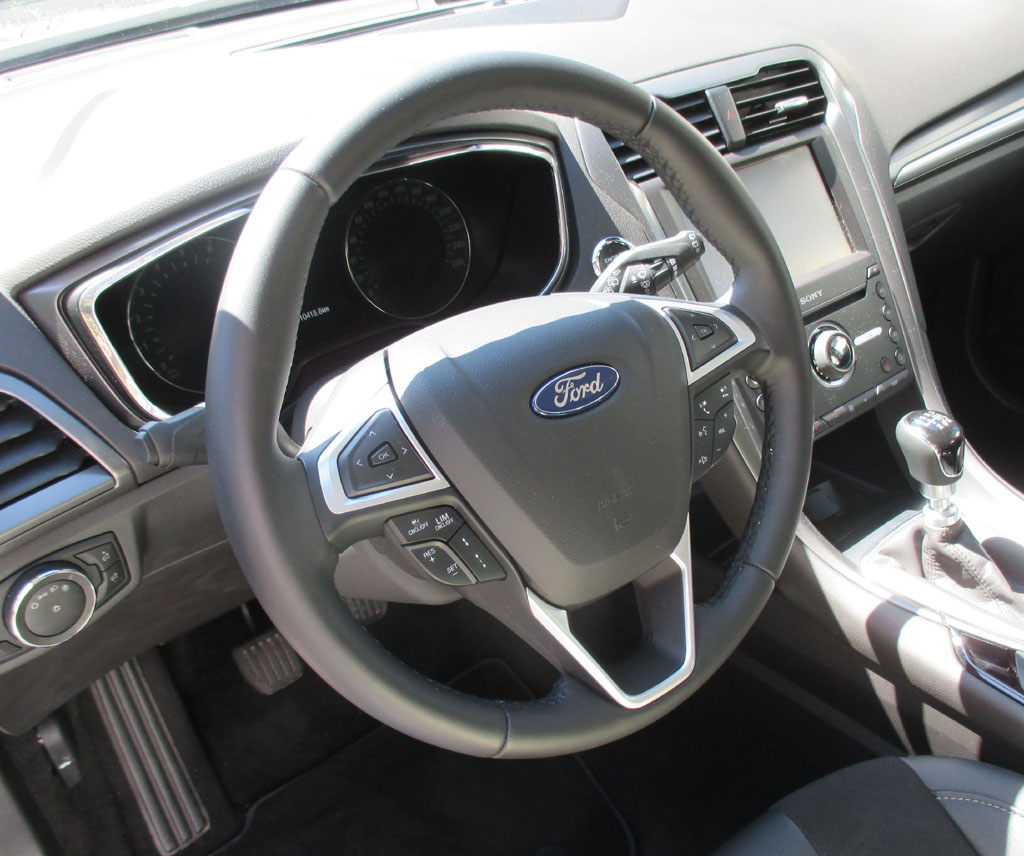 Ford Mondeo: Blick ins recht übersichtlich gestaltete Cockpit.