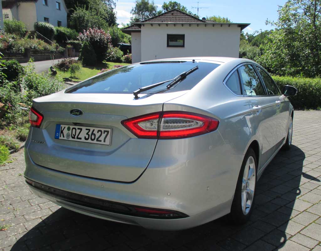 Ford Mondeo: Heck-/Seitenansicht.