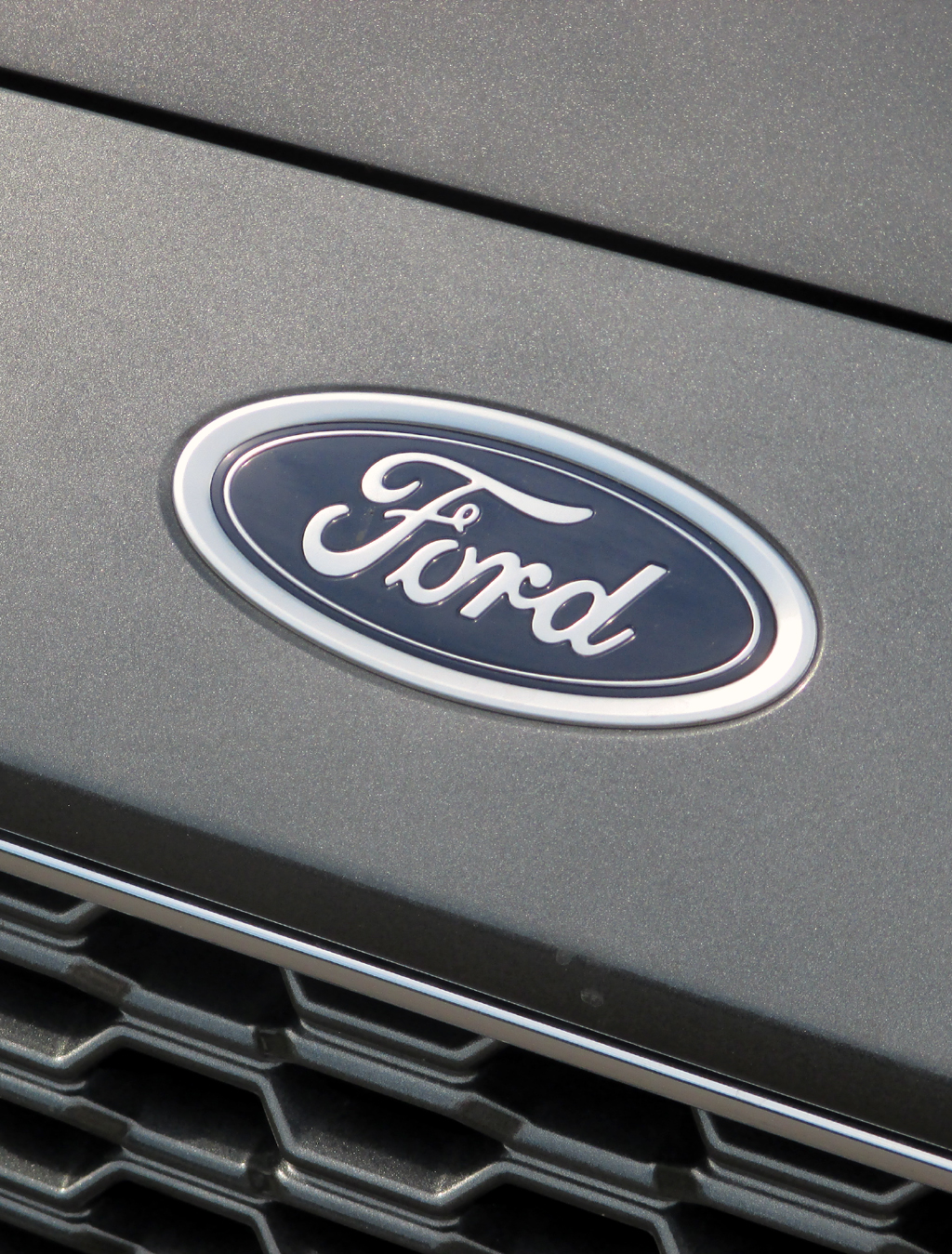 Ford Mondeo Hybrid: Das Markenlogo sitzt vorn über dem Kühlergrill.