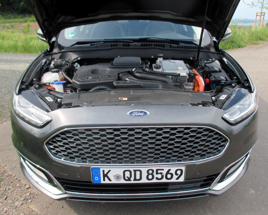 Ford Mondeo Hybrid: Blick unter die Haube auf den 2,0-Liter-Vierzylinder-Benziner. 
