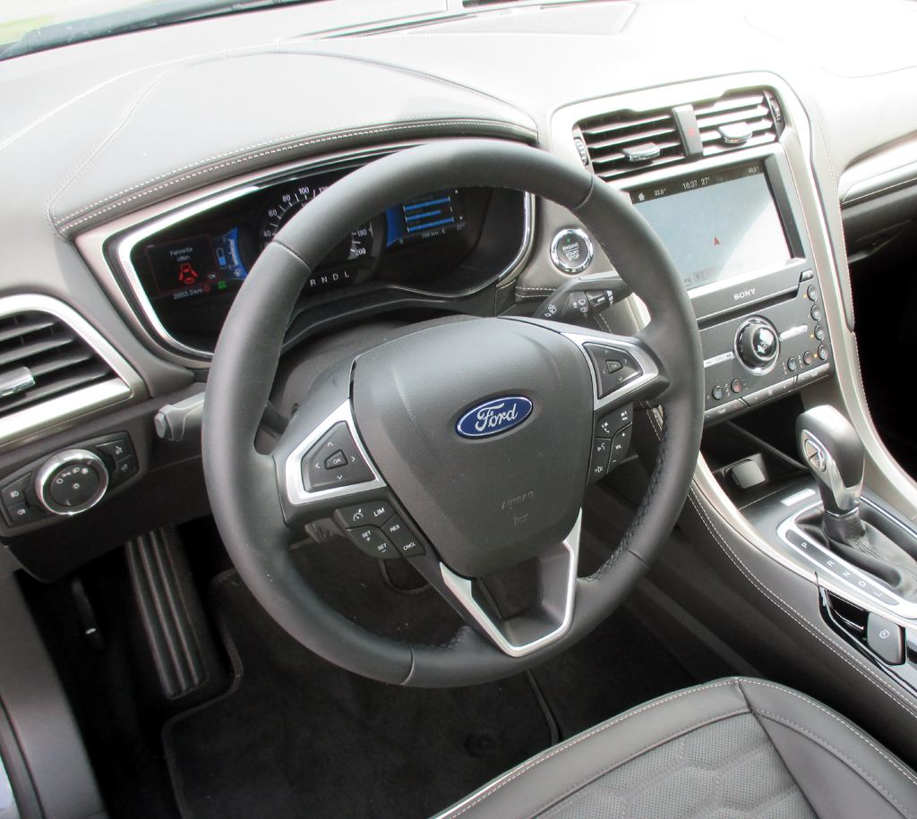 Ford Mondeo Hybrid: Im Cockpit geht es übersichtlich, im Vignale sogar noch nobel zu.