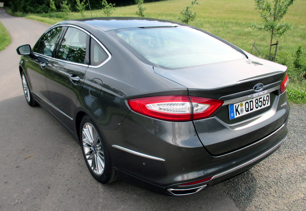Ford Mondeo Hybrid: Heck-/Seitenansicht.