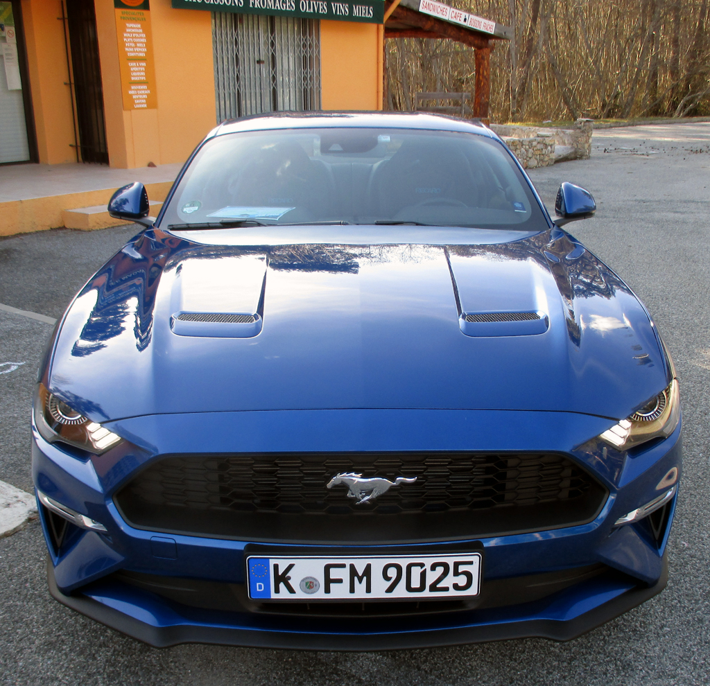 Ford Mustang: Der Kühlergrill ist breiter, die LED-Scheinwerfer sind neu. Fotos: Koch
