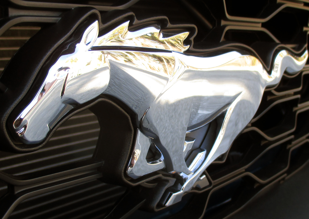 Ford Mustang: Das Modellemblem sitzt vorn im Kühlergrill.