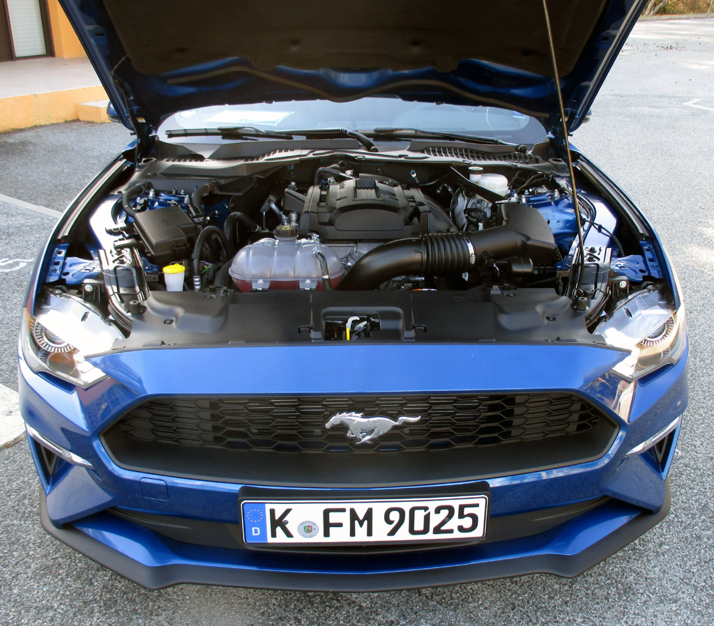 Ford Mustang: Blick unter die Haube auf den 2,3-Liter-Turbobenzindirekteinspritzer.