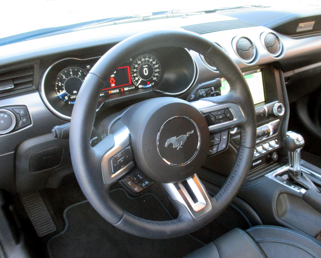 Ford Mustang: Im Cockpit geht es insgesamt recht übersichtlich zu.