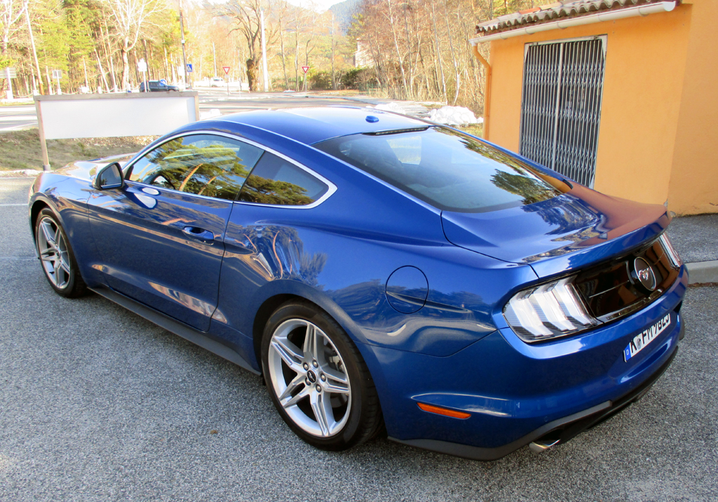 Ford Mustang: Heck-/Seitenansicht.