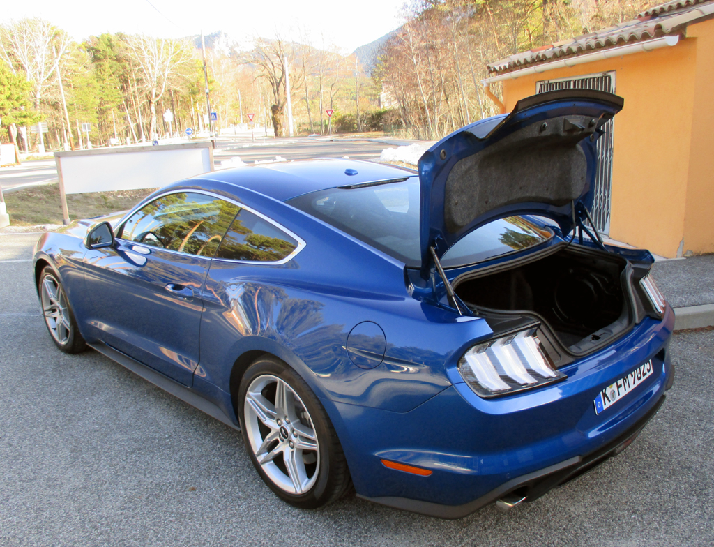 Ford Mustang: Das Gepäckabteil beim Coupé fasst 408, beim Cabrio nur 332 Liter.