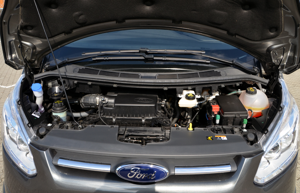 Ford Nugget: Blick unter die Haube auf den 2,0-Liter-Vierzylinder.