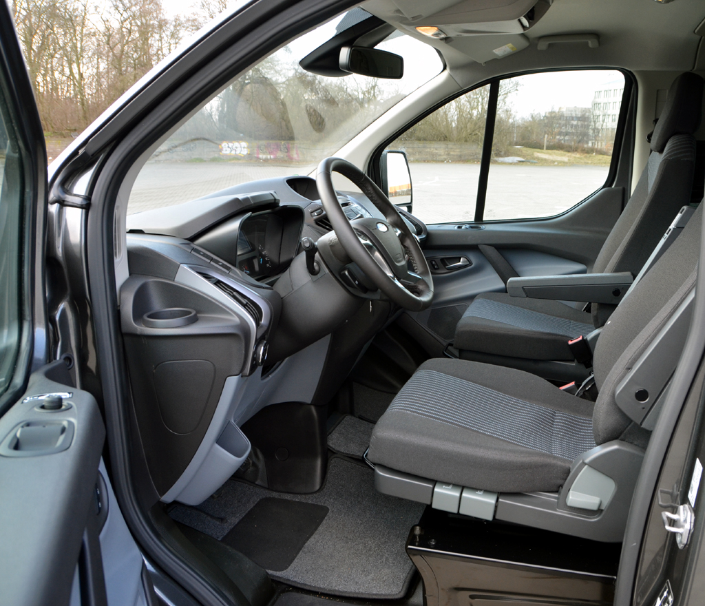 Ford Nugget: Der Einstieg gestaltet sich ziemlich bequem.
