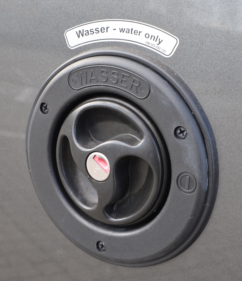 Ford Nugget: Außenanschluss nur für Wasser.