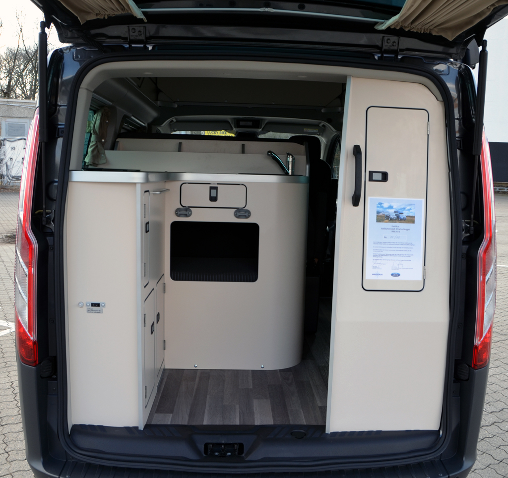 Ford Nugget: Blick von hinten in das Reisemobil.