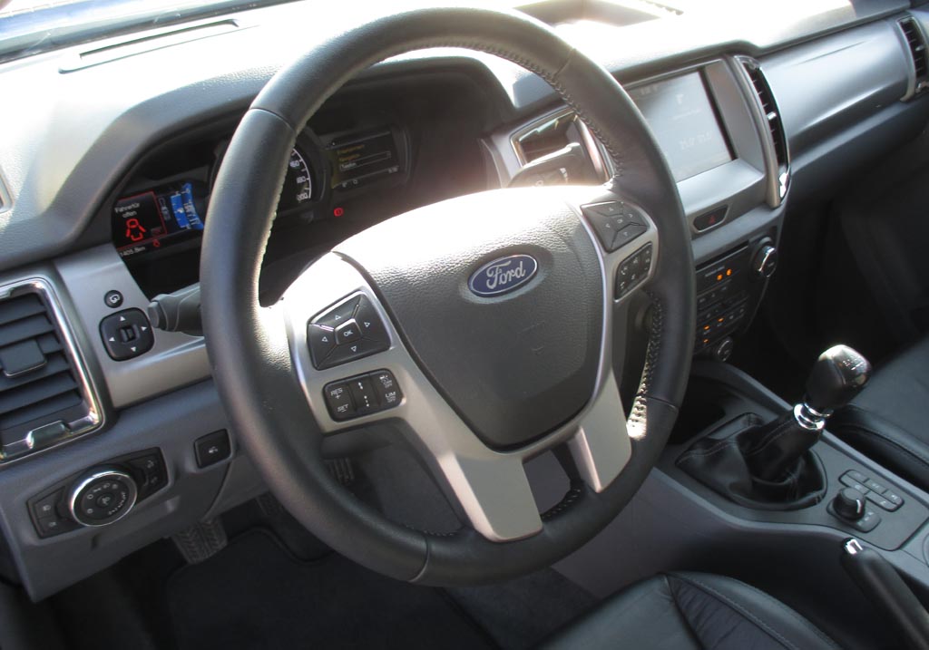 Ford Ranger: Blick ins recht übersichtlich gestaltete Cockpit.