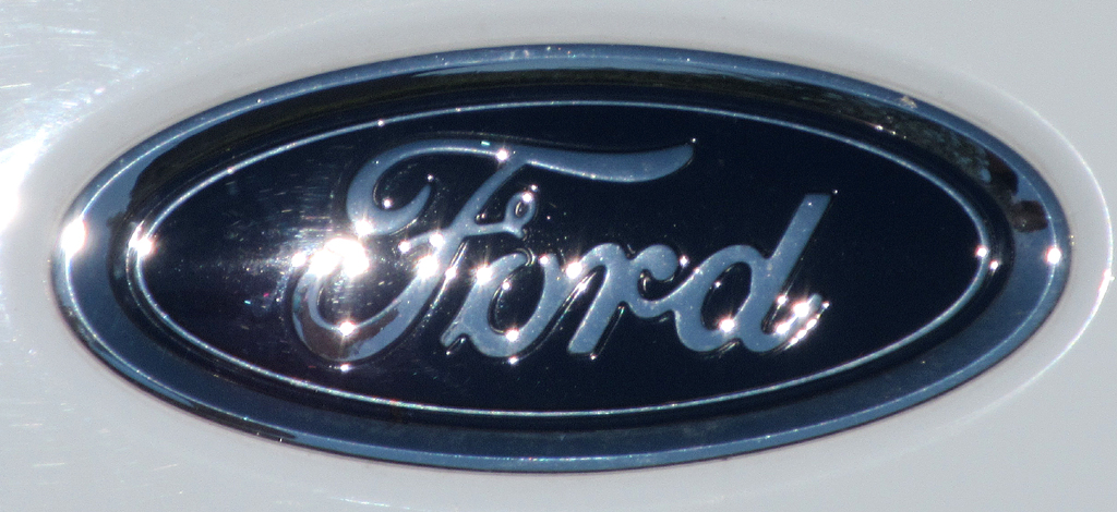 Ford S-Max: Das blaue Markenoval sitzt vorn über dem Kühlergrill.