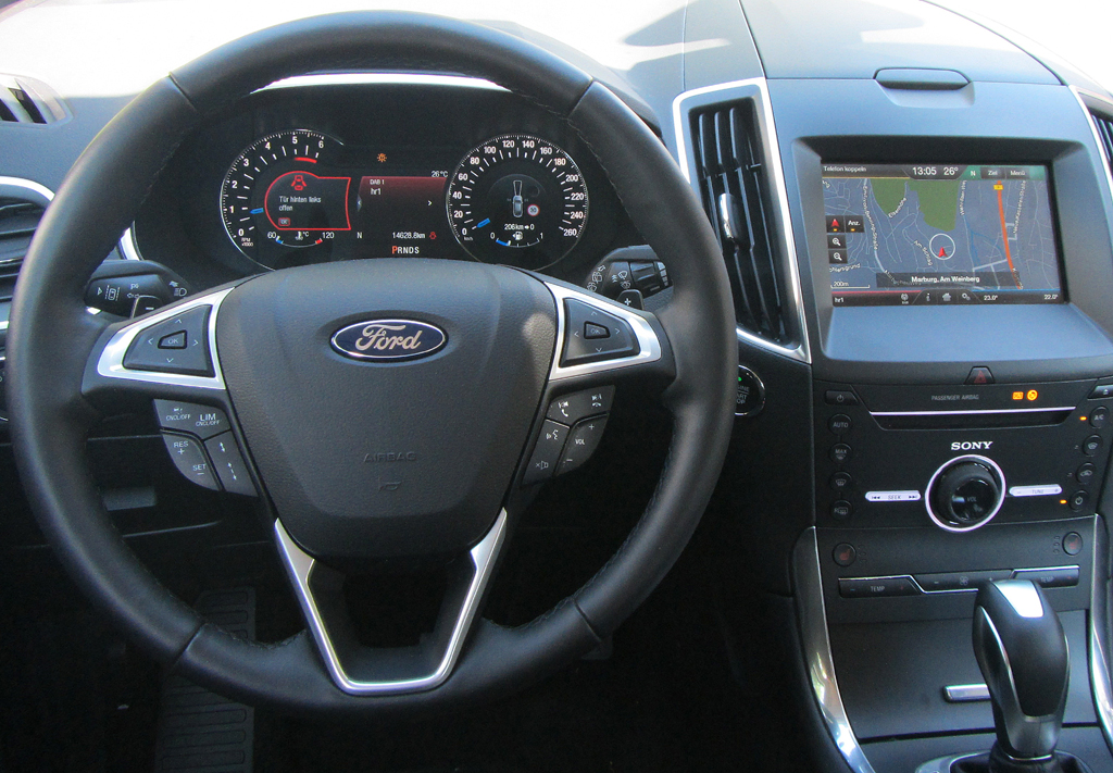 Ford S-Max: Im Cockpit geht es inzwischen übersichtlicher zu.