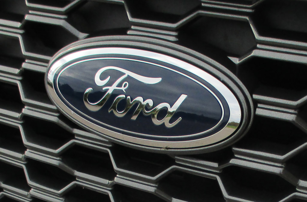 Ford Kuga Vignale: Das Markenoval sitzt vorn im Wabenkühlergrill mit Sechseckmuster.