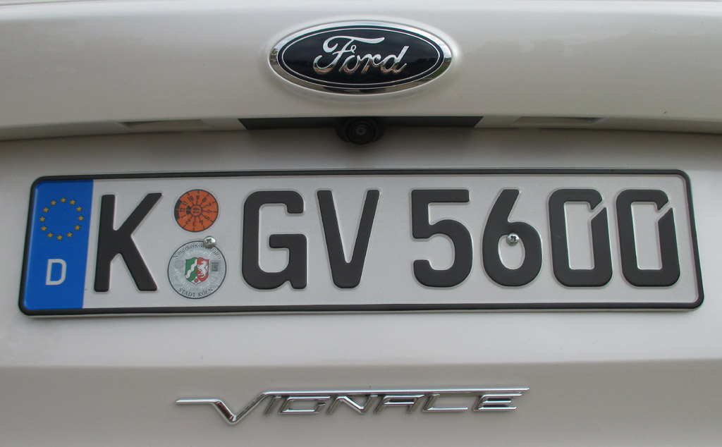 Ford Kuga Vignale: Der Modellschriftzug findet sich hinten unter dem Kennzeichen.