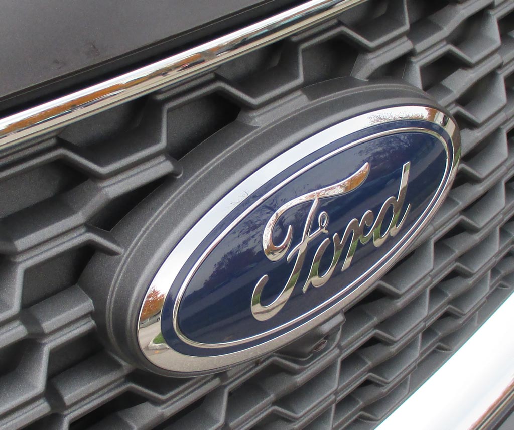 Ford Edge Vignale: Das Markenoval sitzt vorn im Wabenkühlergrill mit Sechseckmuster.