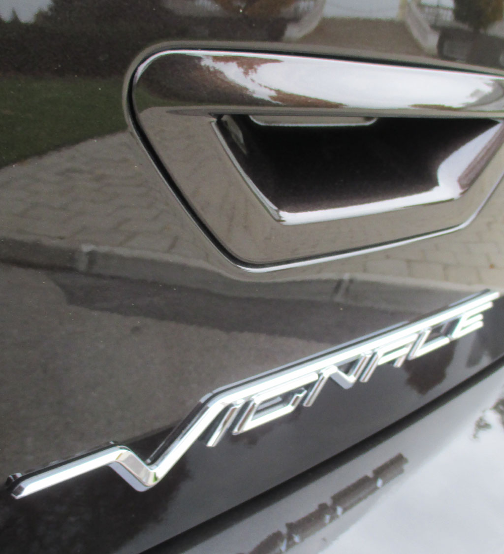 Ford Edge Vignale: Der Modellschriftzug sitzt auf der Hecktür unter dem Griff.