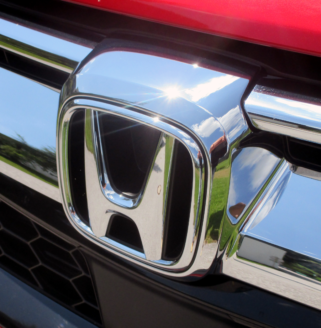 Honda CR-V: Das Markenlogo sitzt vorn in einer Chromspange im Kühlergrill.