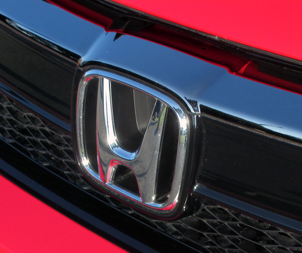 Honda Jazz: Das Markenlogo sitzt vorn im Kühlergrill.