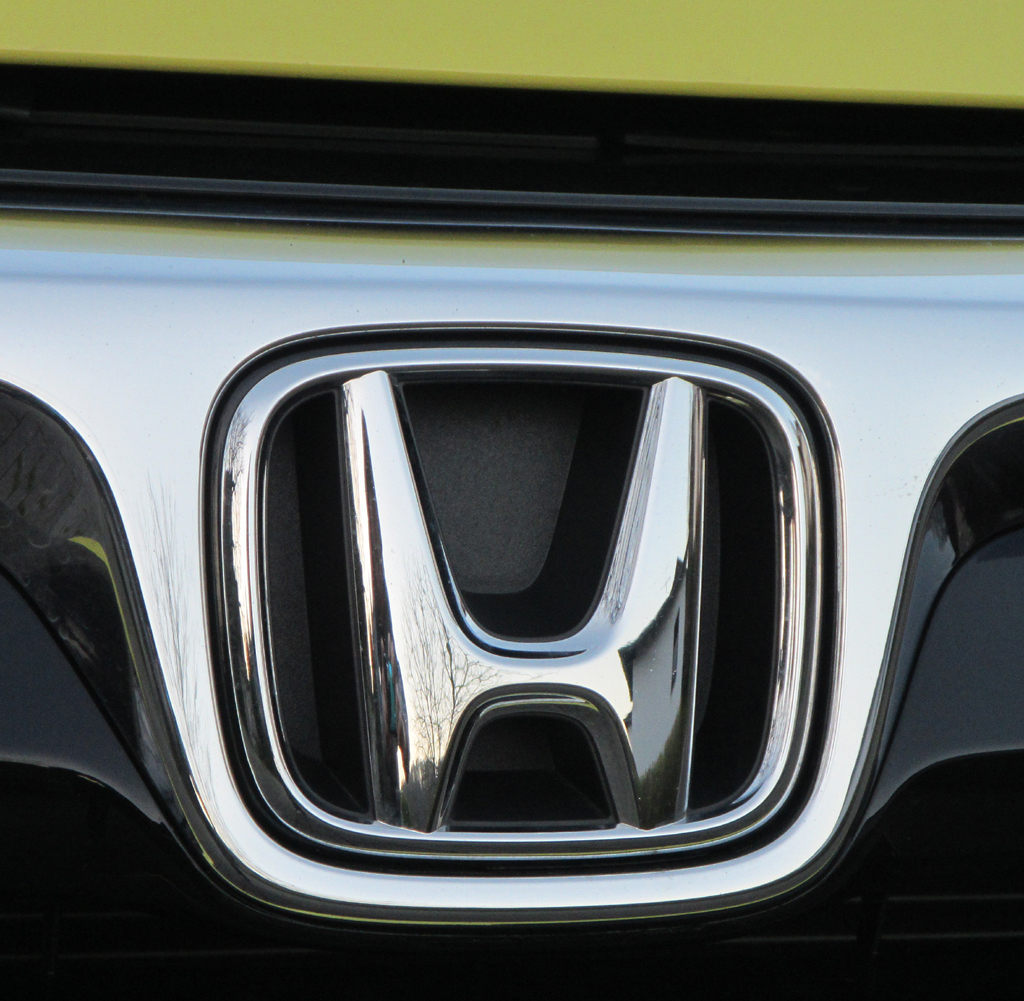 Honda Jazz: Das Markenlogo sitzt vorn im Kühlergrill.