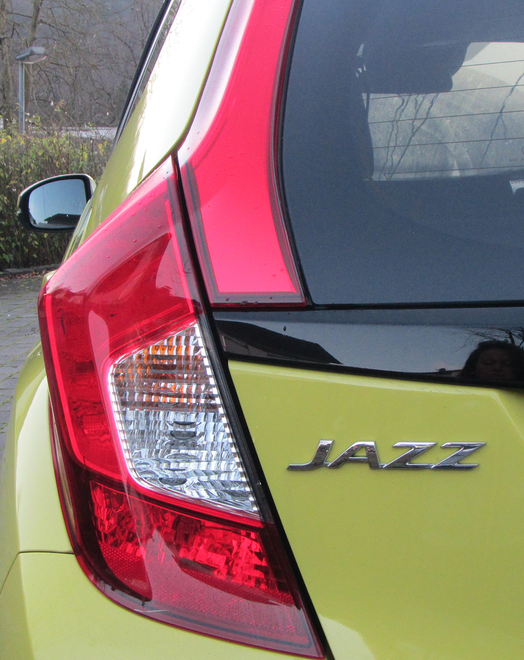 Honda Jazz: Moderne Leuchteinheit hinten mit Modellschriftzug.