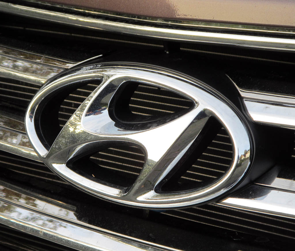 Hyundai Grand Santa Fe: Das Markenlogo sitzt vorn im Kühlergrill.