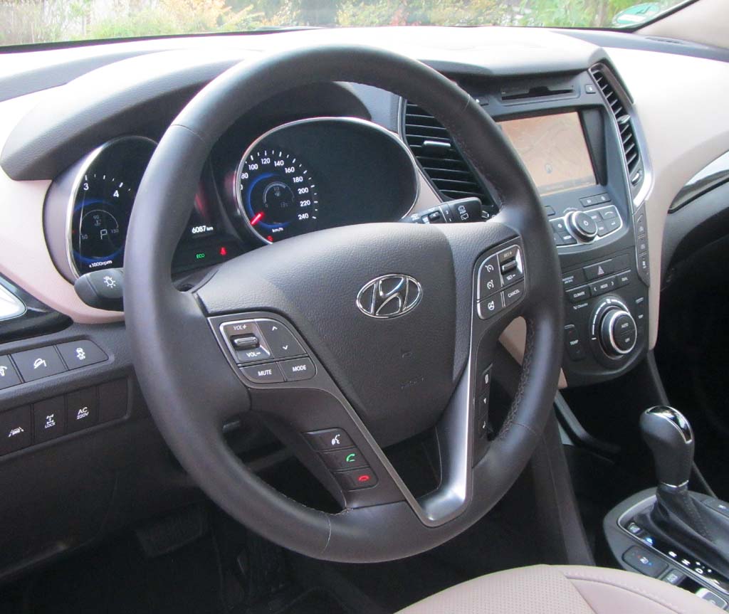 Hyundai Grand Santa Fe: Blick ins recht übersichtliche Cockpit.