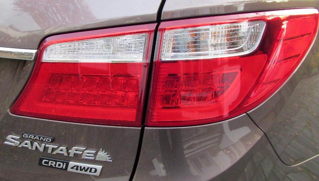Hyundai Grand Santa Fe: Moderne Leuchteinheit hinten mit Modellschriftzug.