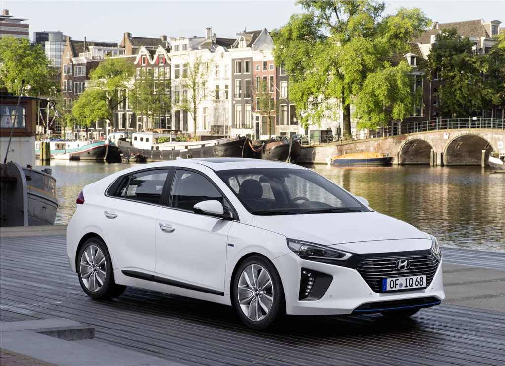 Hyundai Ioniq Hybrid: Das Kompaktmodell fährt überaus formschön vor.