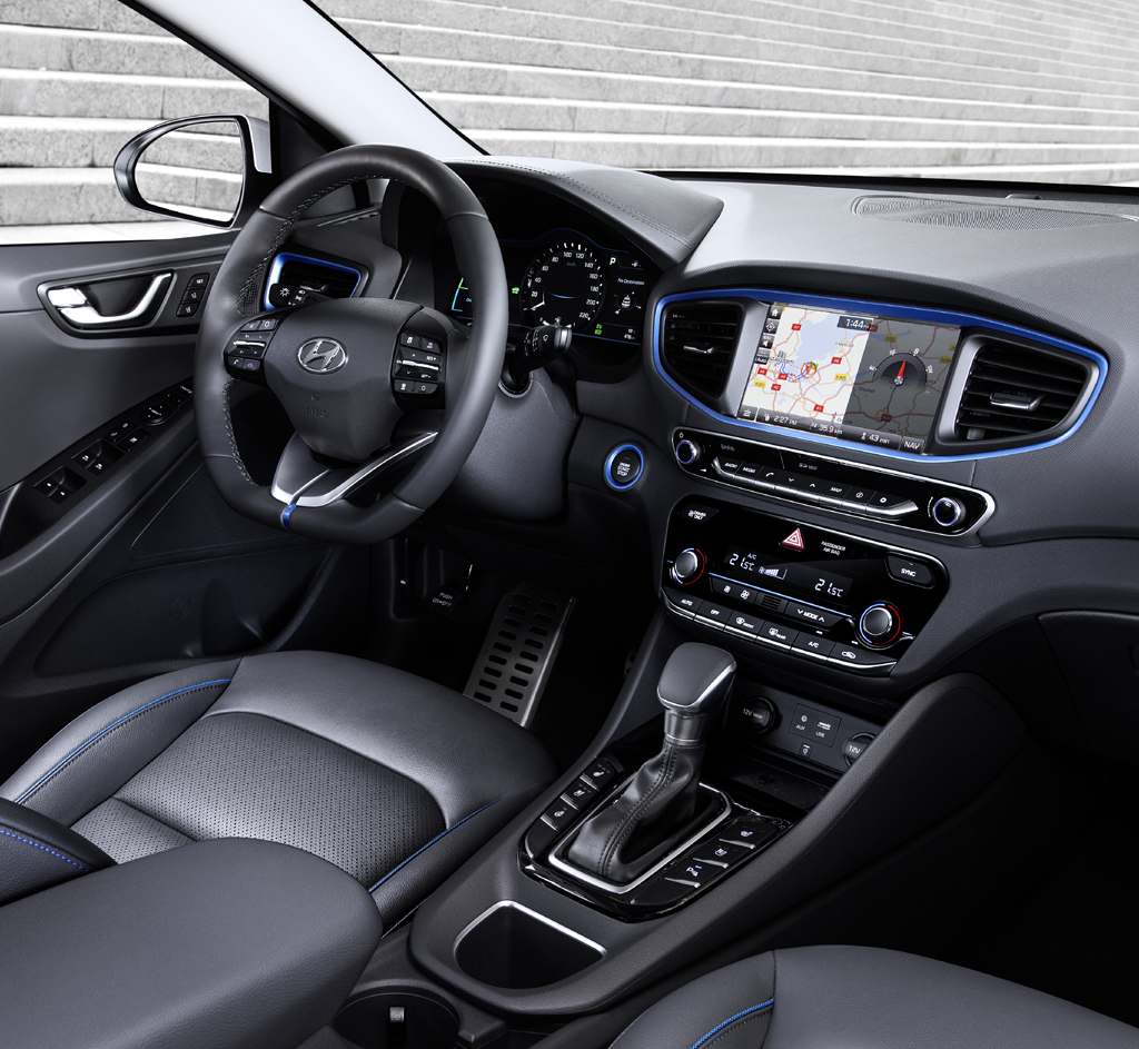 Hyundai Ioniq Hybrid: Blick in den recht wertigen und übersichtlichen Innenraum.
