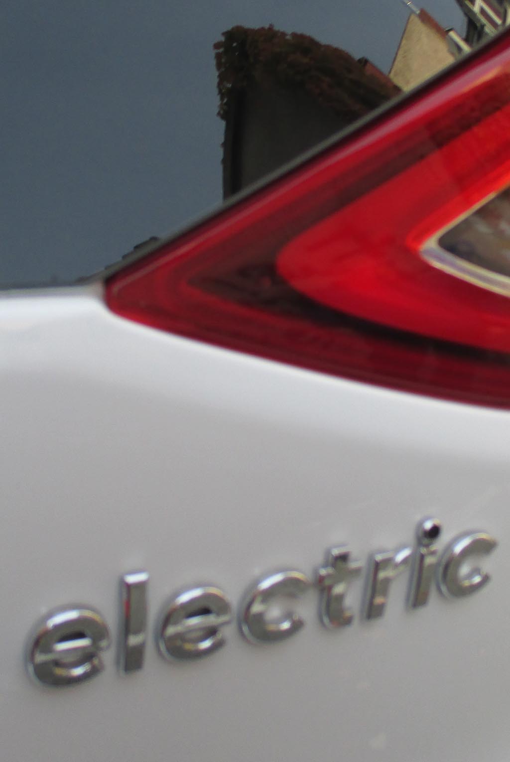Hyundai Ioniq Elektro: Moderne Leuchteinheit hinten mit Antriebsschriftzug.