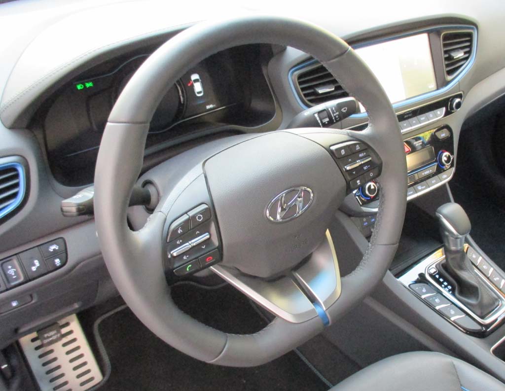 Hyundai Ioniq Hybrid: Blick ins sehr übersichtliche Cockpit.