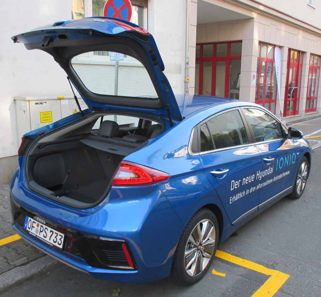 Hyundai Ioniq Hybrid: Die Heckklappe öffnet sich bei dem Fließheck weit nach oben.