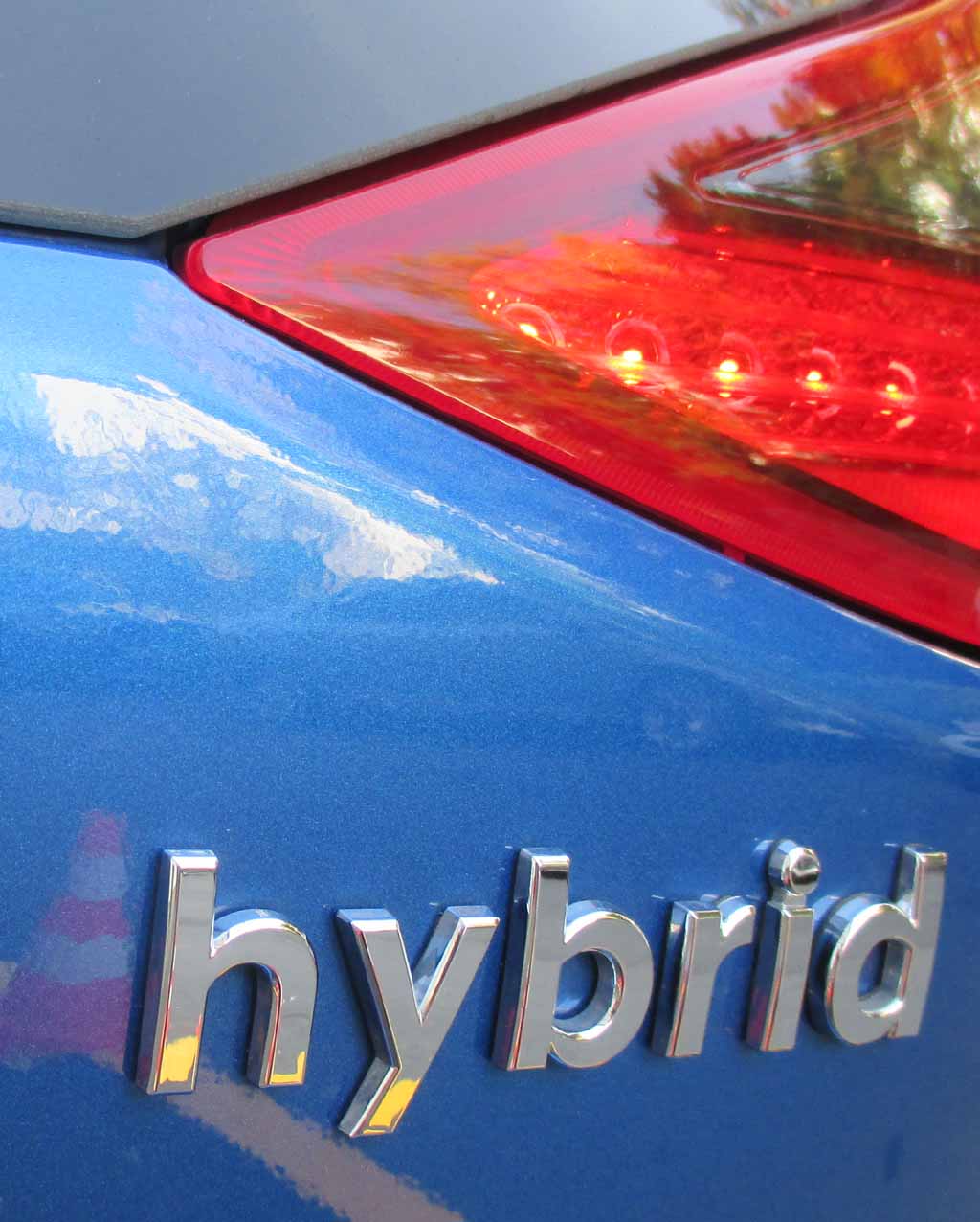 Hyundai Ioniq Hybrid: Moderne Leuchteinheit hinten mit Antriebsschriftzug.