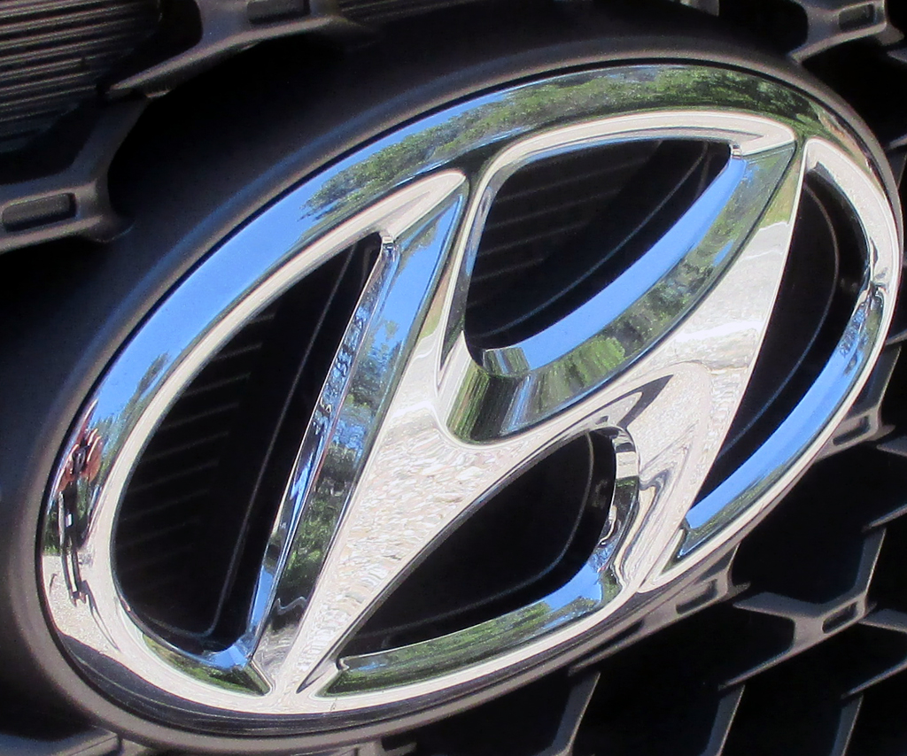 Hyundai Kona: Das Markenlogo sitzt vorn im Kühlergrill.