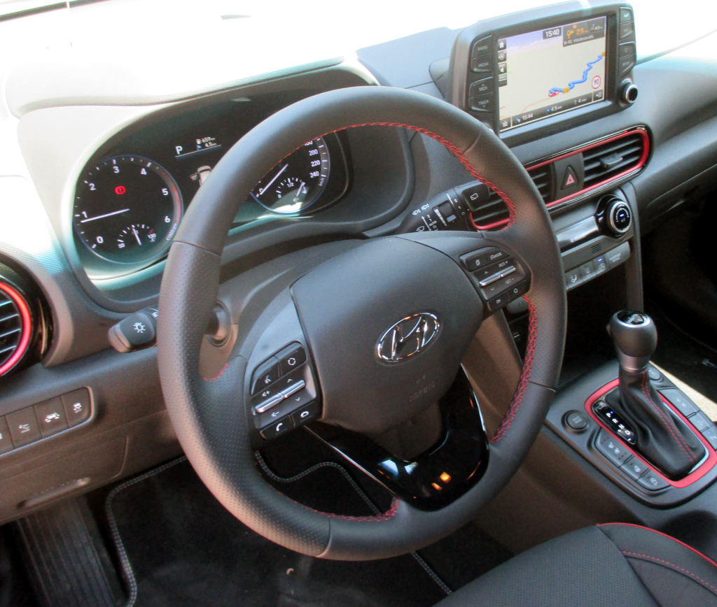 Hyundai Kona: Im Cockpit geht es recht übersichtlich zu.