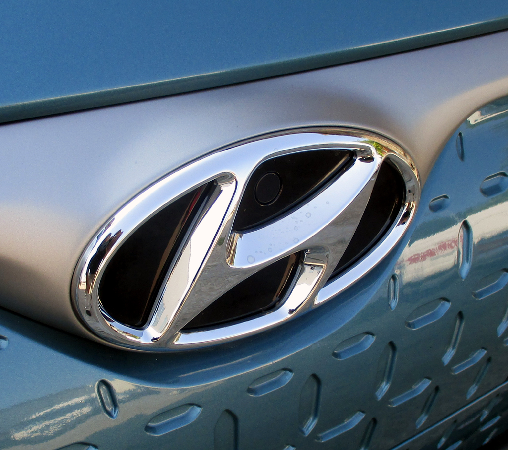 Hyundai Kona Elektro: Blick auf das Markenlogo auf der Frontpartie. 