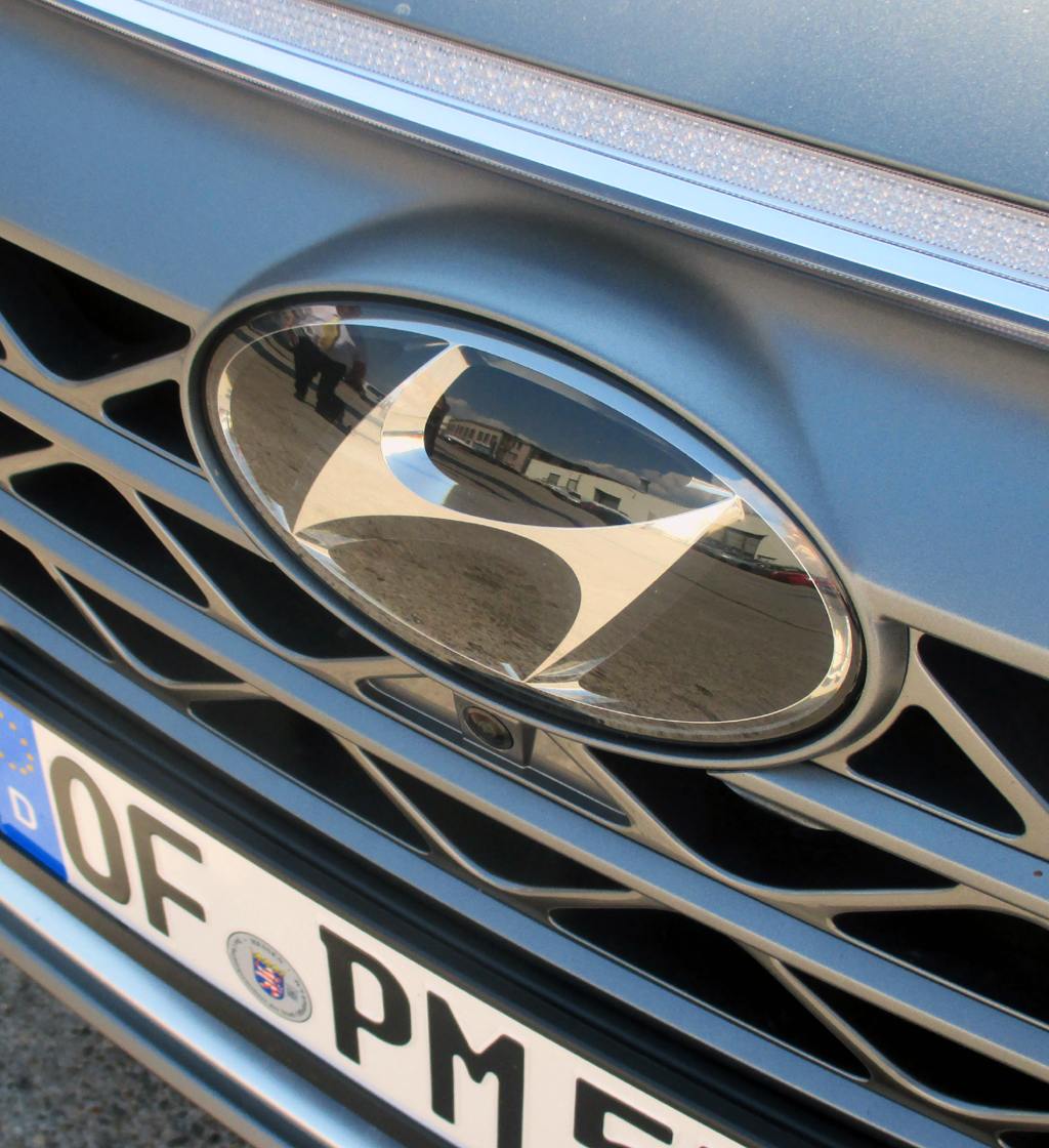 Hyundai Nexo: Blick auf das Markenlogo vorn. 